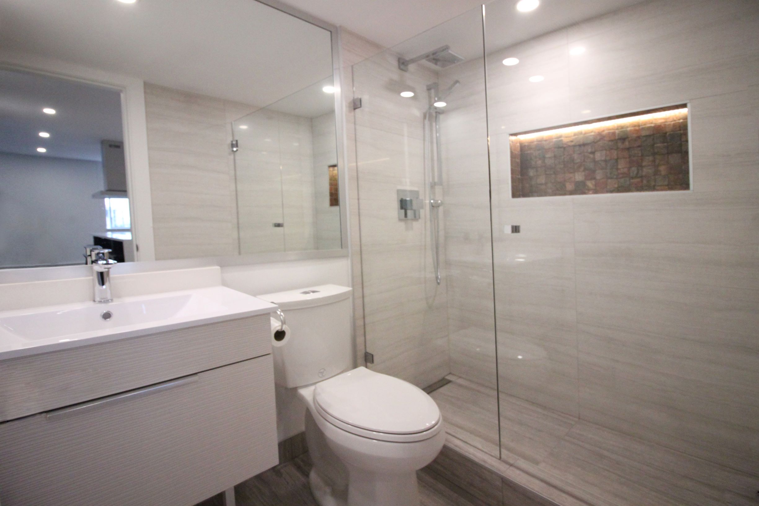Shower Bathroom with Glazed Porcelain Marble Finish and Slate Mosaic Niche
